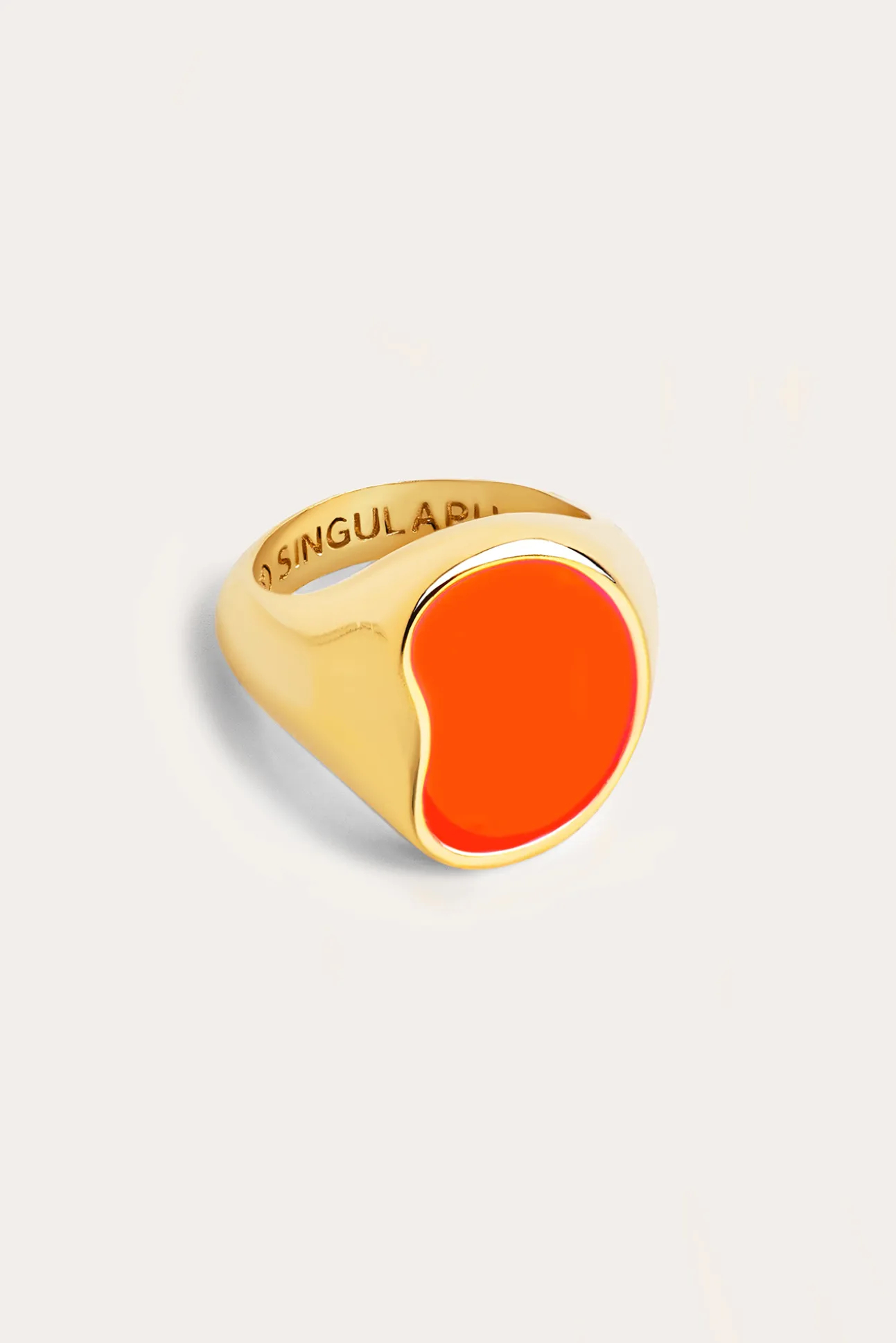 Anillo Signet Bean Neon Orange Enamel Baño Oro