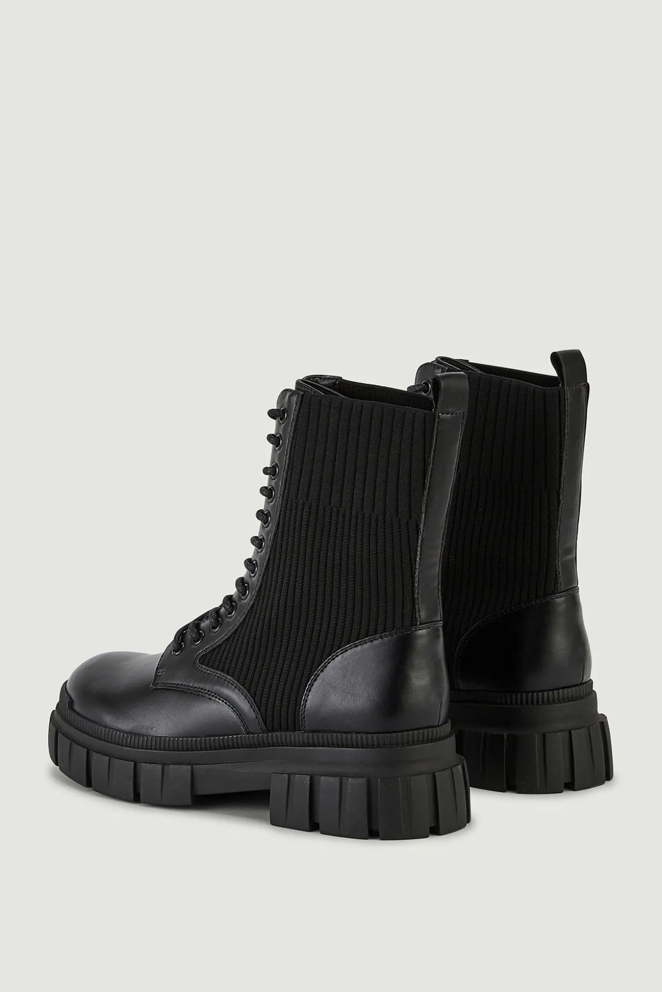 Botines Polipiel Con Cordones Y Suela Dentada