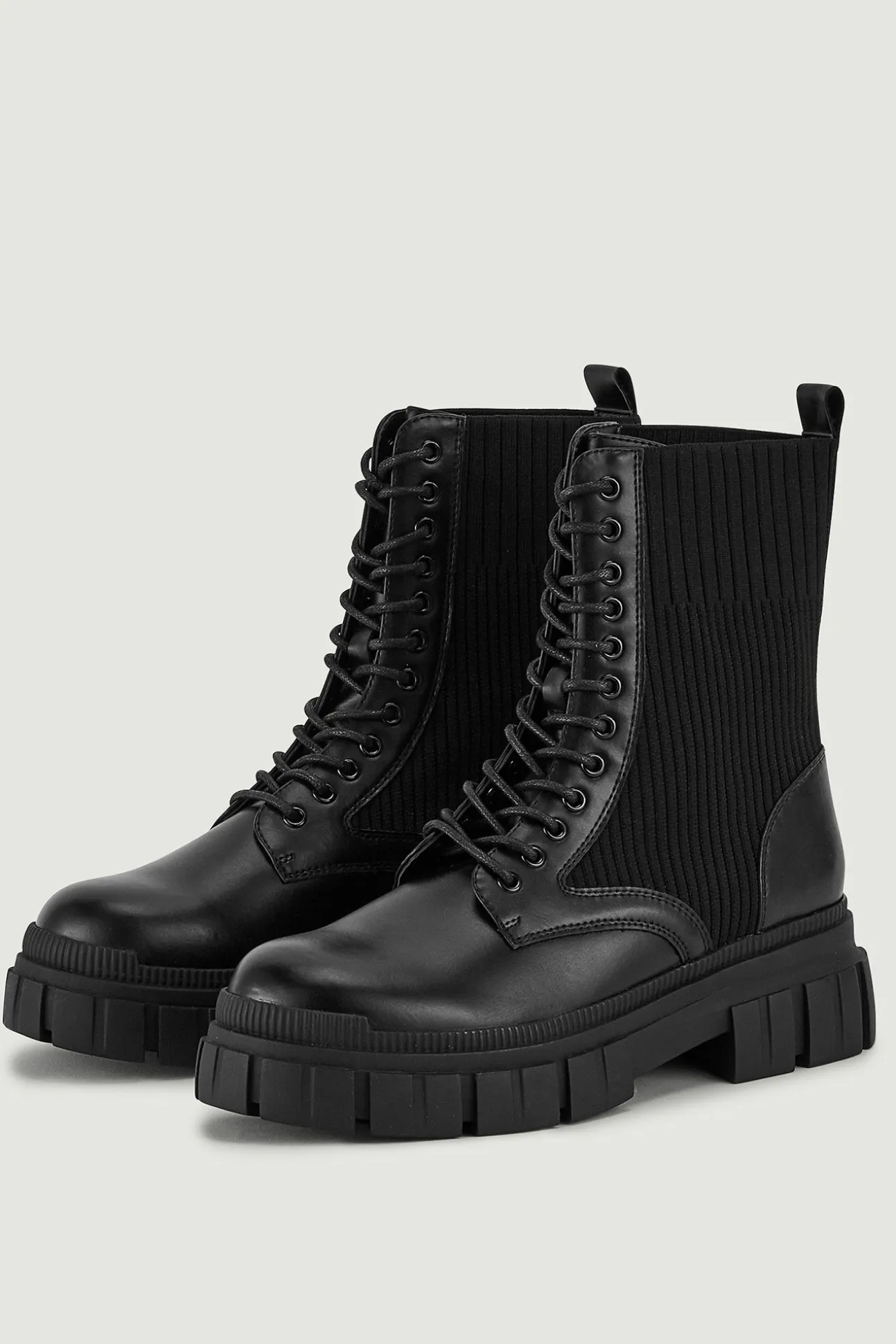Botines Polipiel Con Cordones Y Suela Dentada