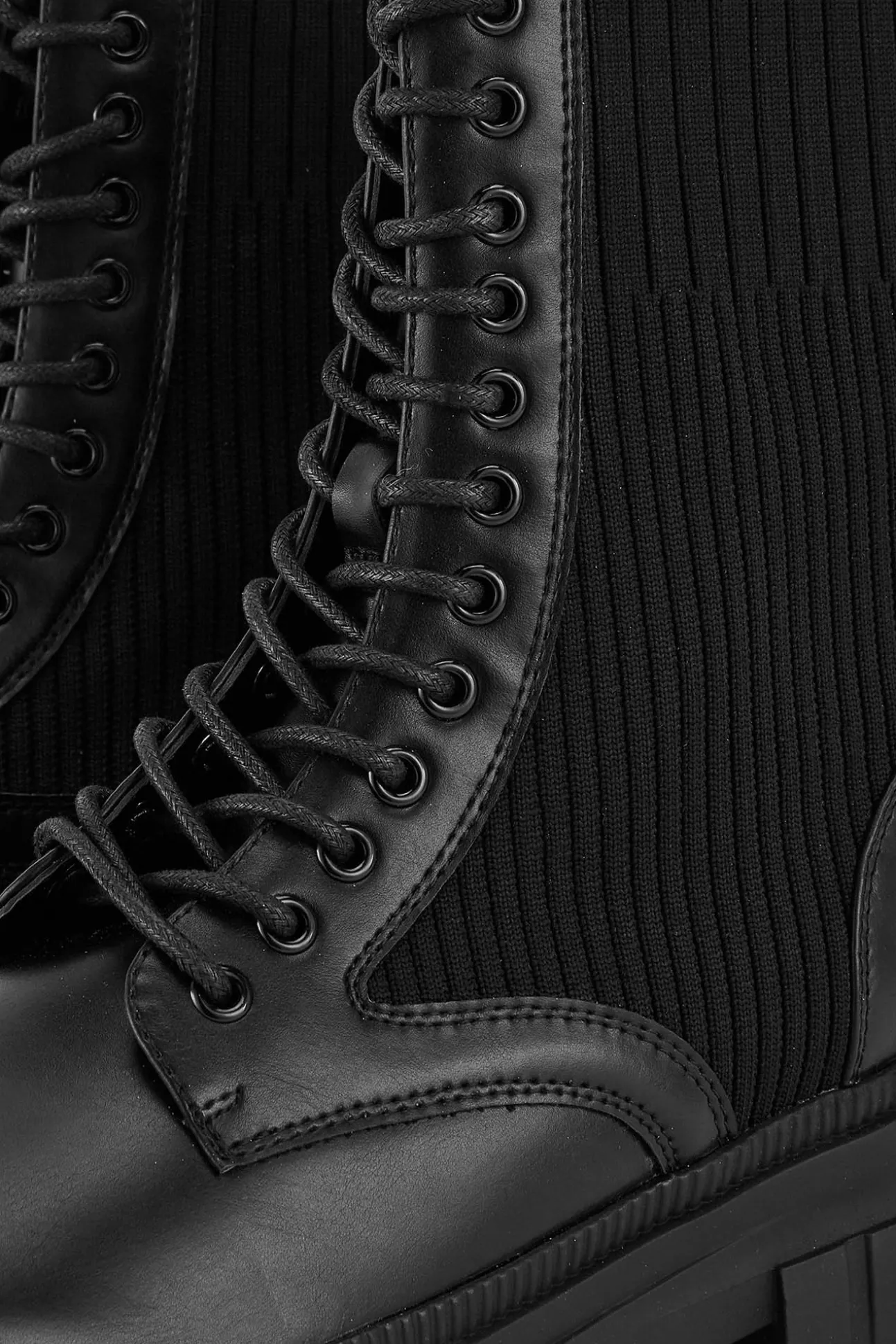 Botines Polipiel Con Cordones Y Suela Dentada