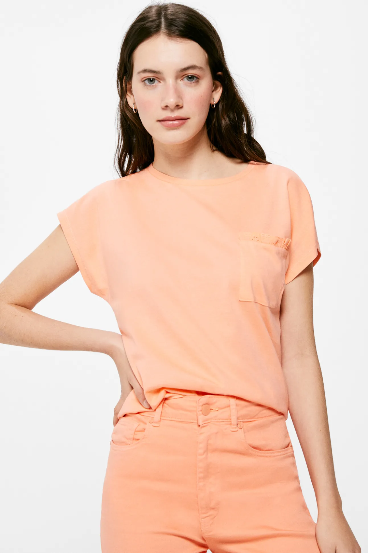 Camiseta Bolsillo Bordado Suizo