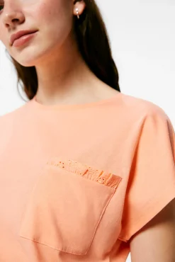 Camiseta Bolsillo Bordado Suizo