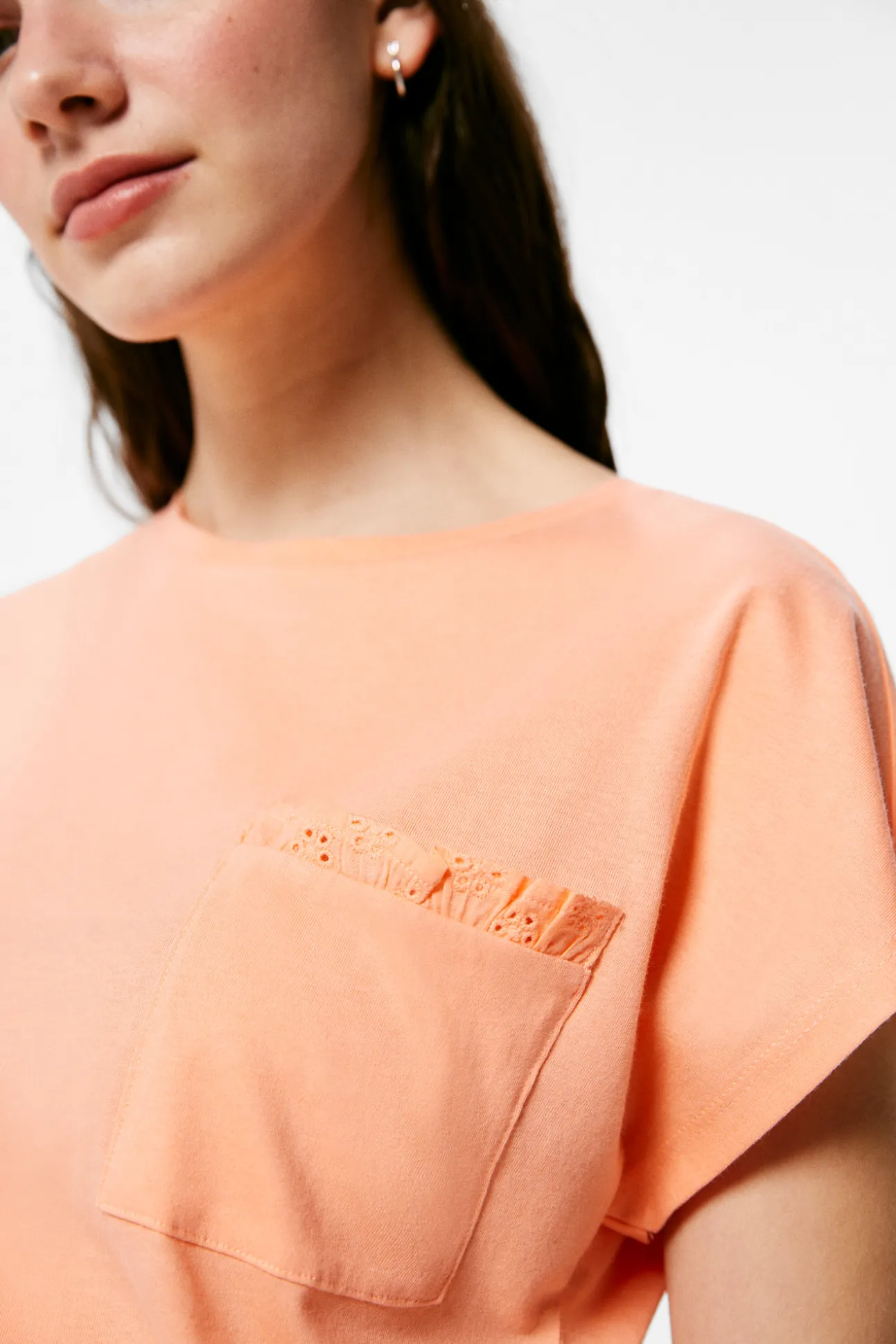 Camiseta Bolsillo Bordado Suizo