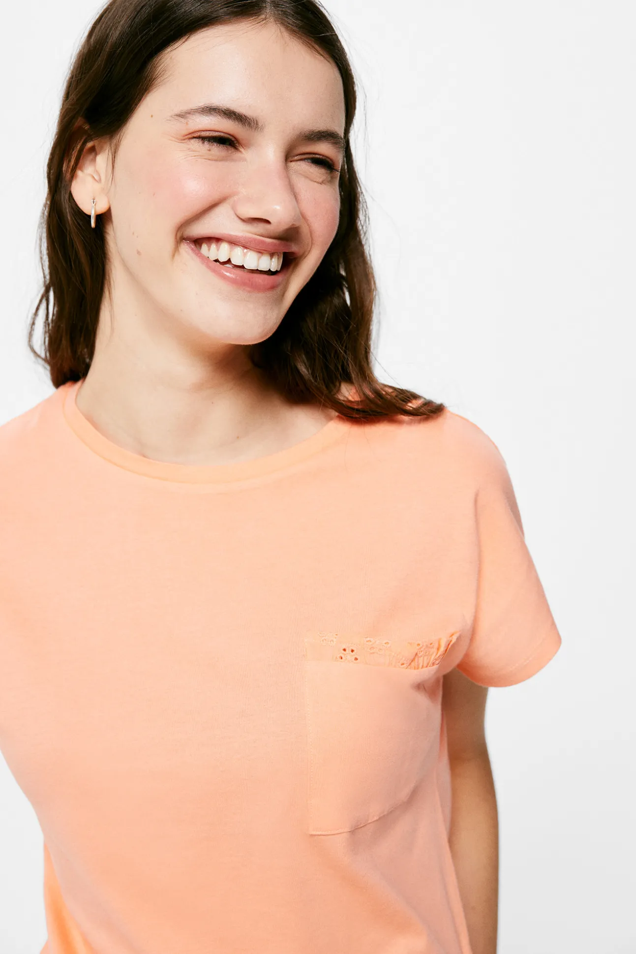 Camiseta Bolsillo Bordado Suizo