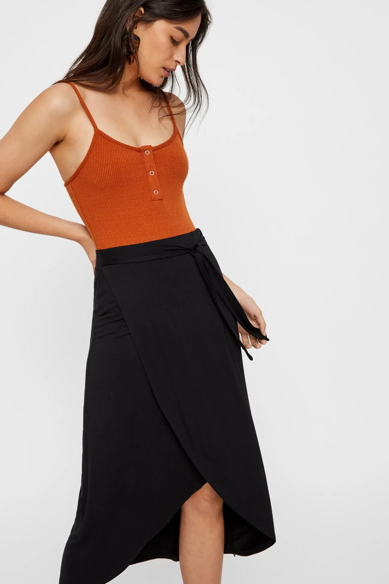 Falda Midi Con Cierre En Forma De Lazo.