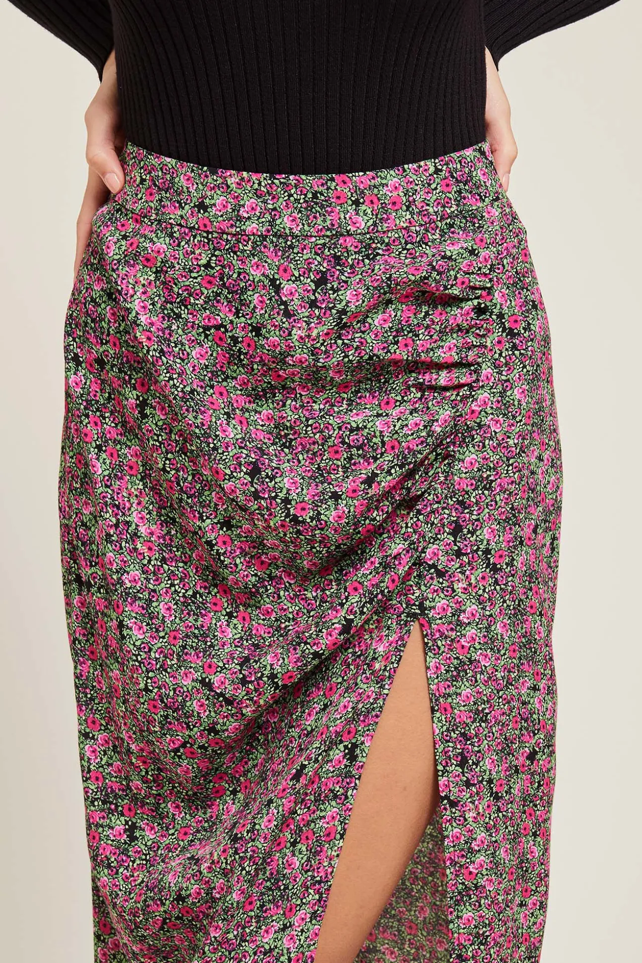 Falda Midi Con Pieza Fruncida Y Abertura