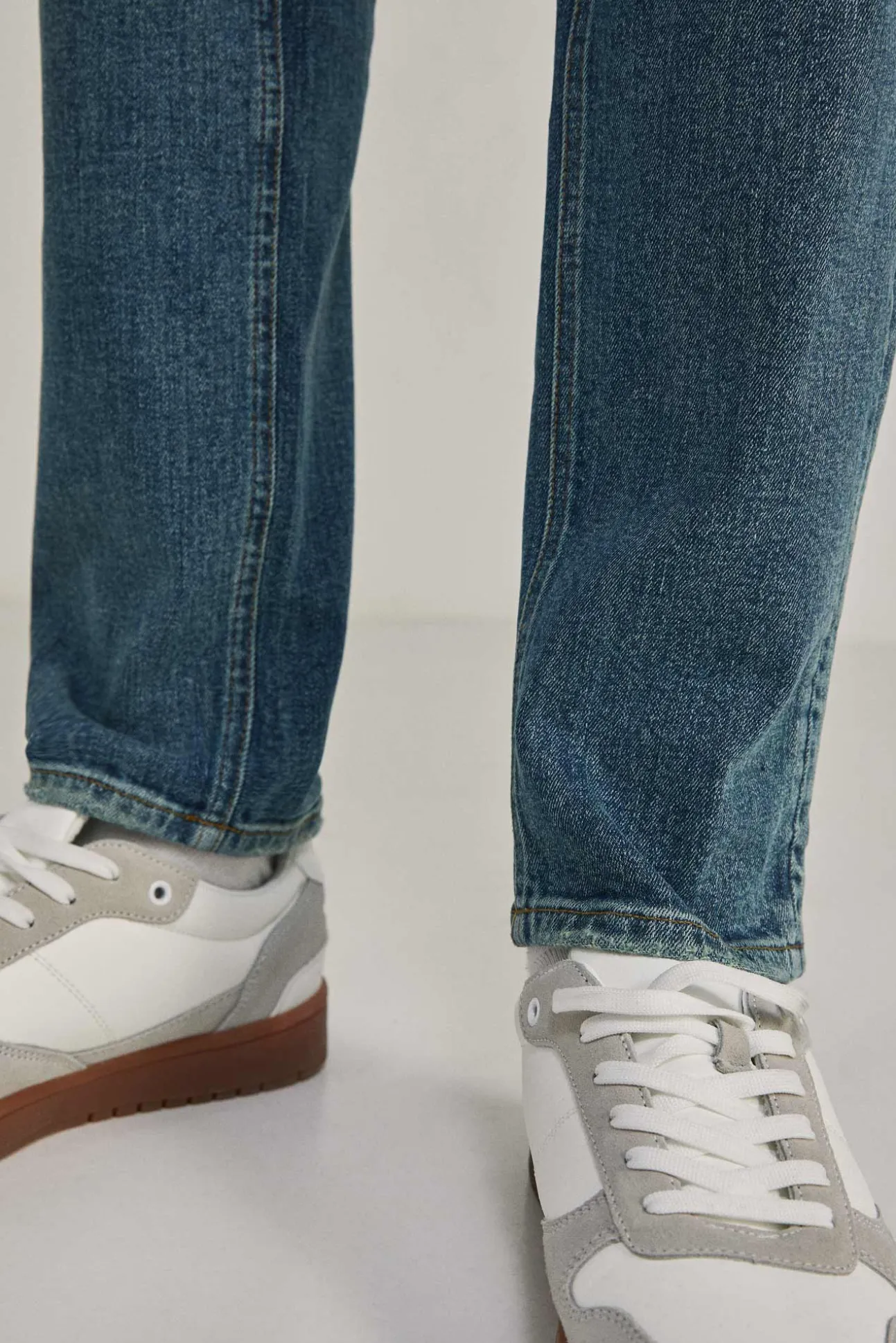 Jeans Slim Lavado Medio Ensuciado
