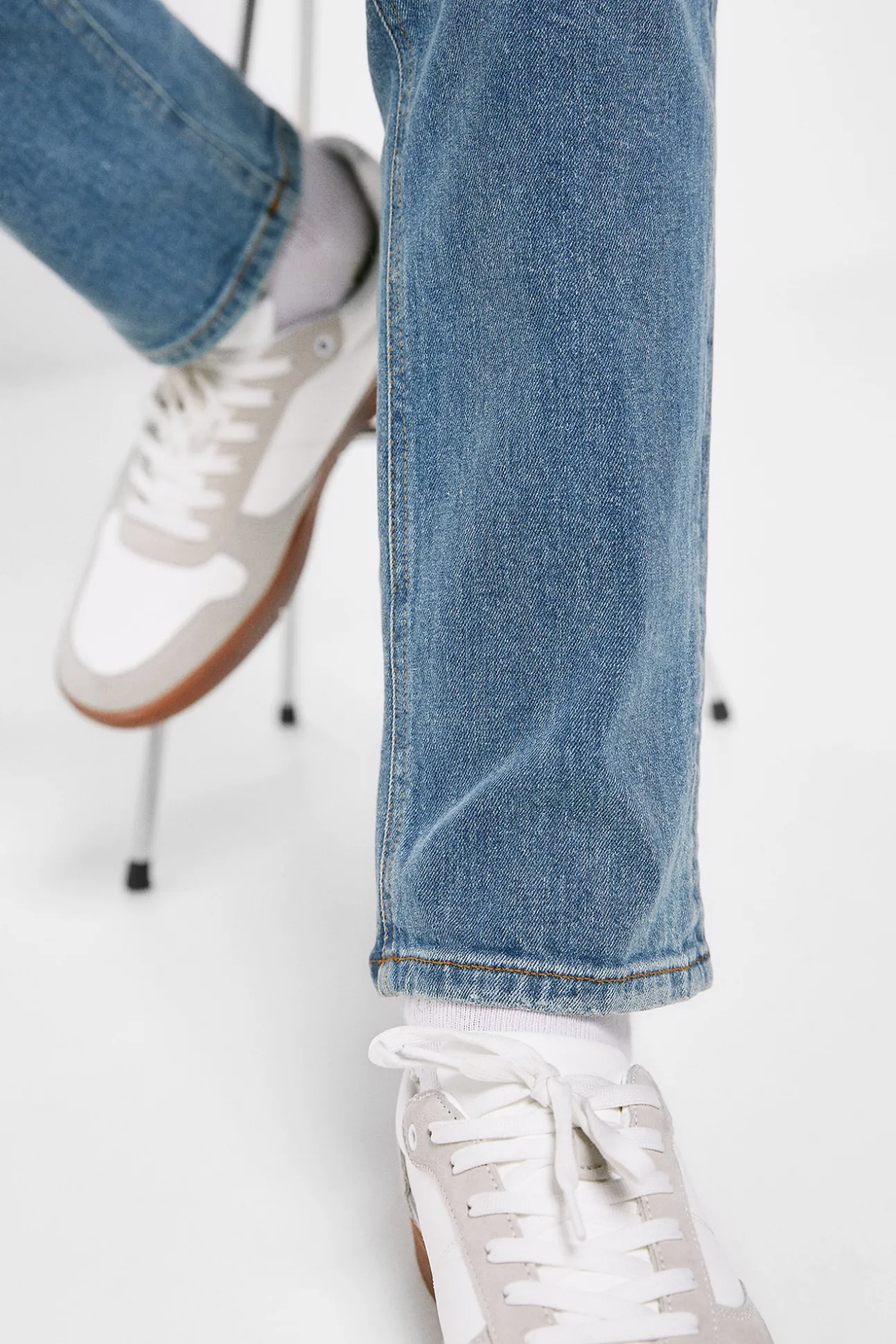 Jeans Slim Lavado Medio Ensuciado Rotos Reparados