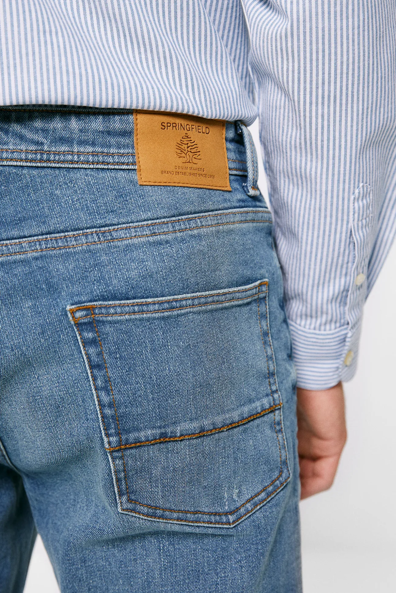 Jeans Slim Lavado Medio Ensuciado Rotos Reparados
