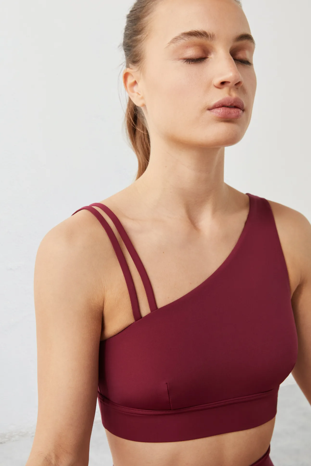 Top Deportivo Asimetrico Granate Collagen Feel