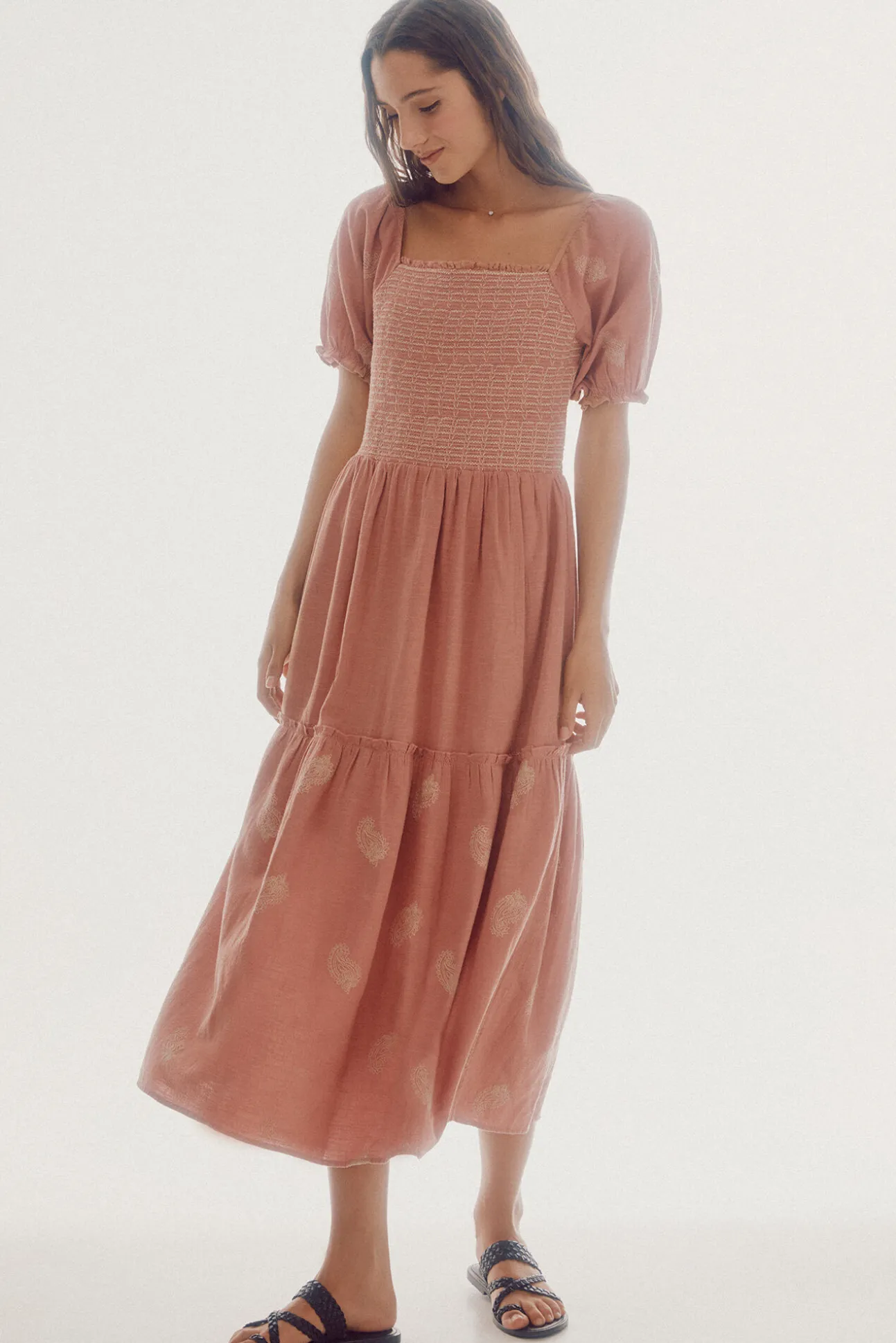 Vestido Bordado Manga Corta