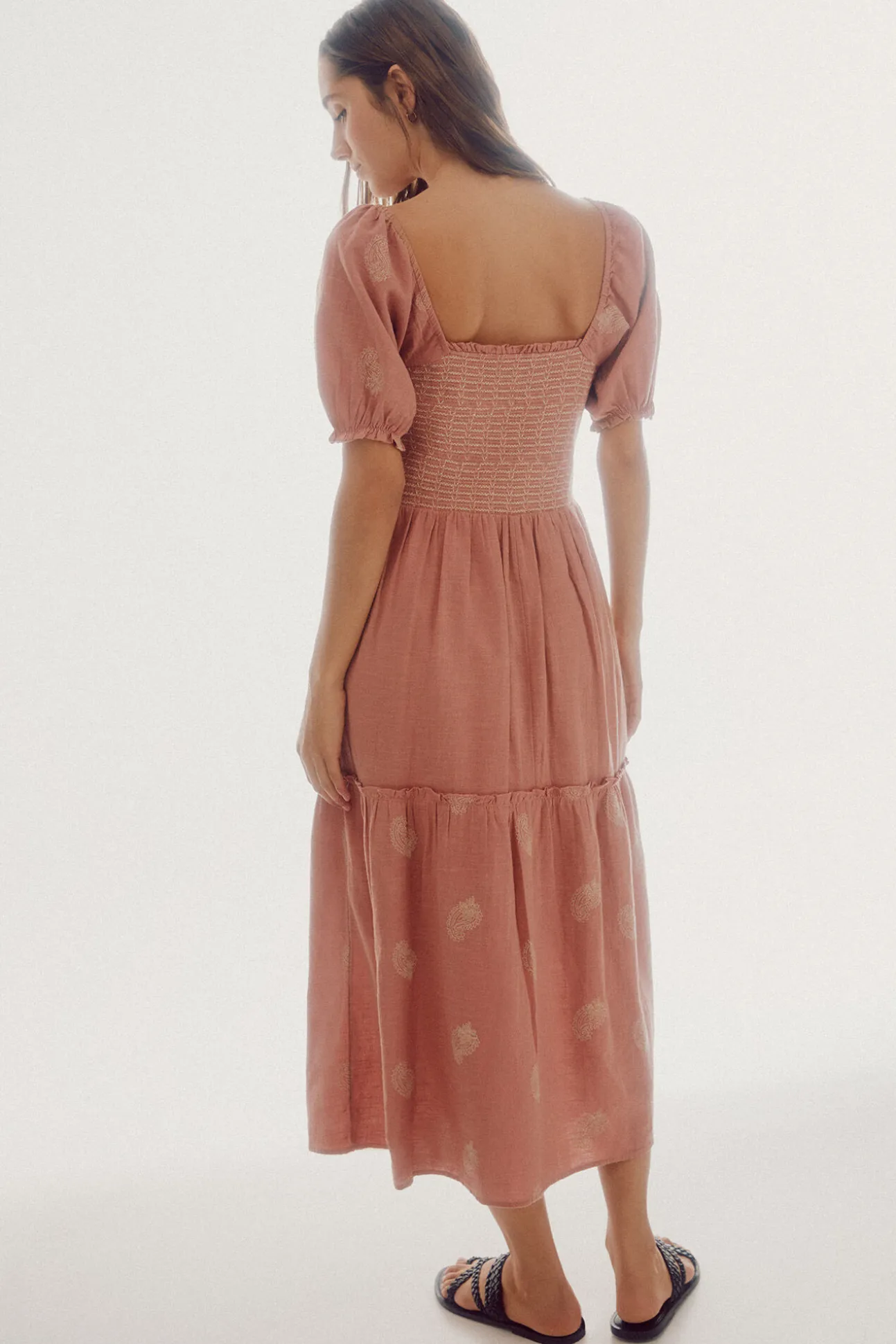 Vestido Bordado Manga Corta
