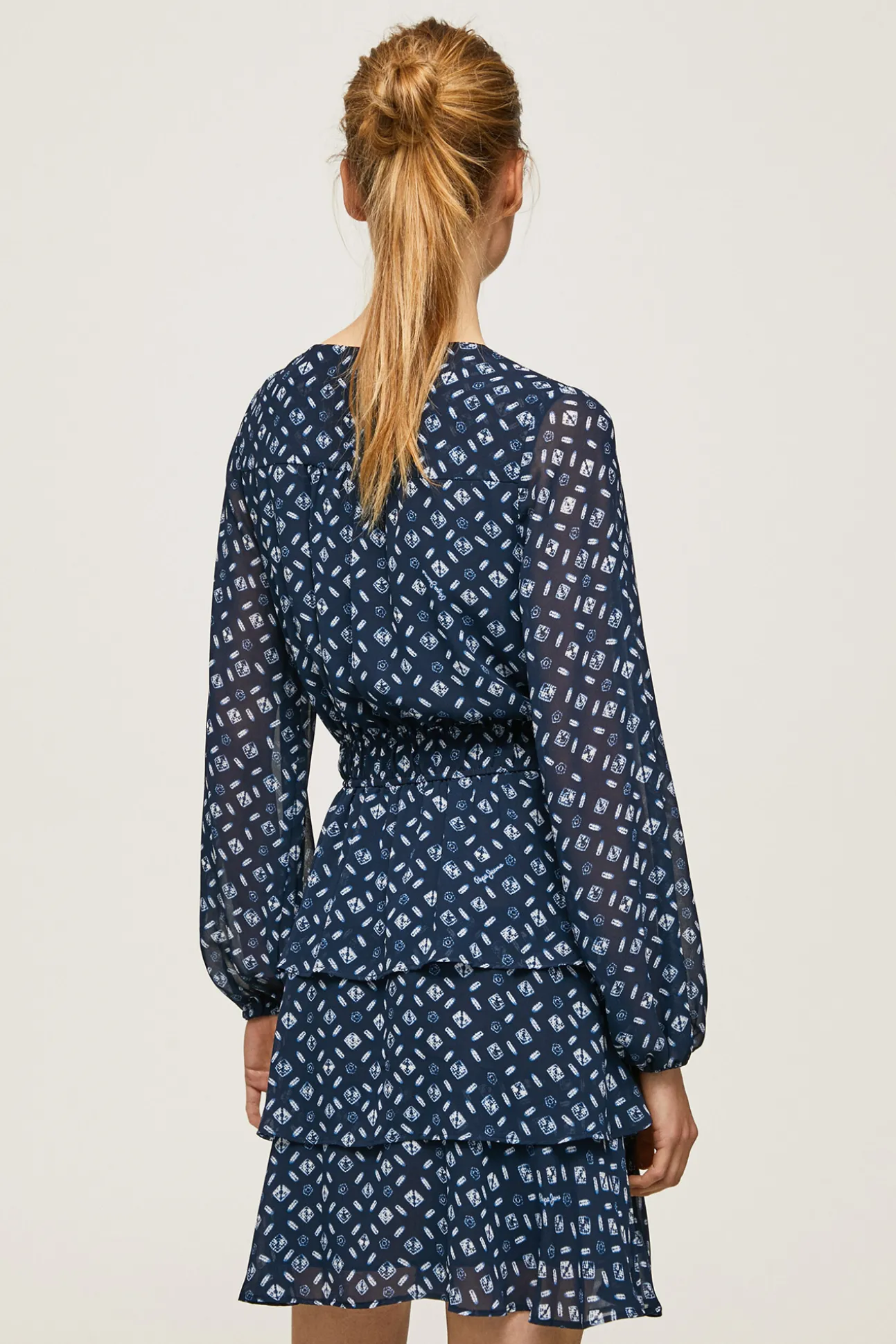 Vestido Corto Con Manga Larga.