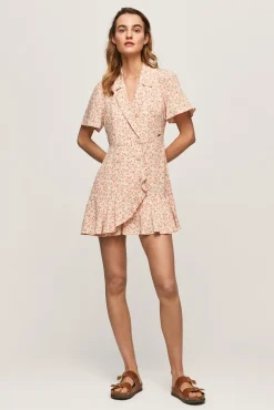 Vestido Corto Con Volante Y Solapas En El Cuello.