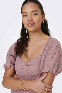 Vestido Corto Detalles Calados