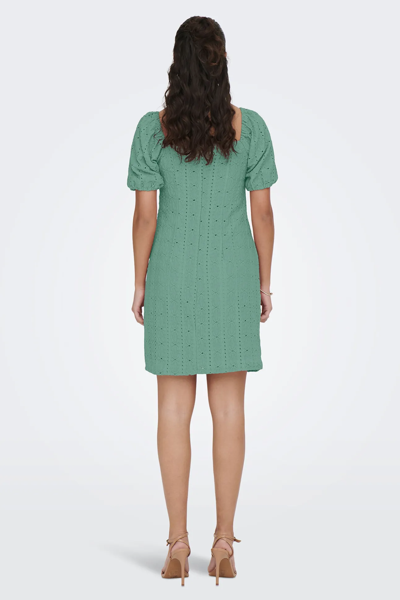 Vestido Corto Detalles Calados
