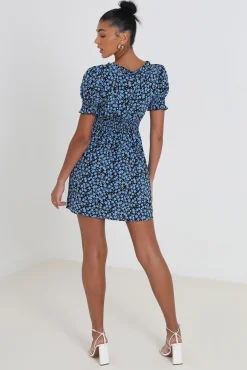 Vestido Corto Fruncido Con Botones Y Print Floral