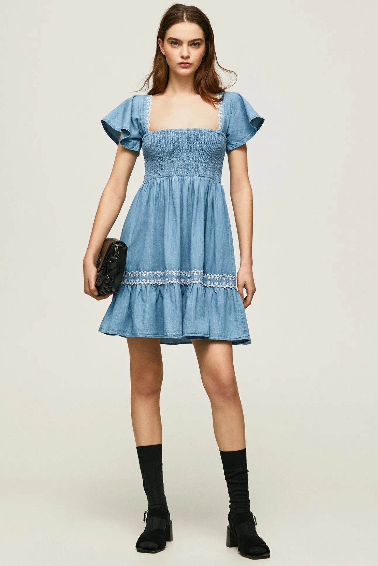 Vestido Corto Fruncido En El Pecho.