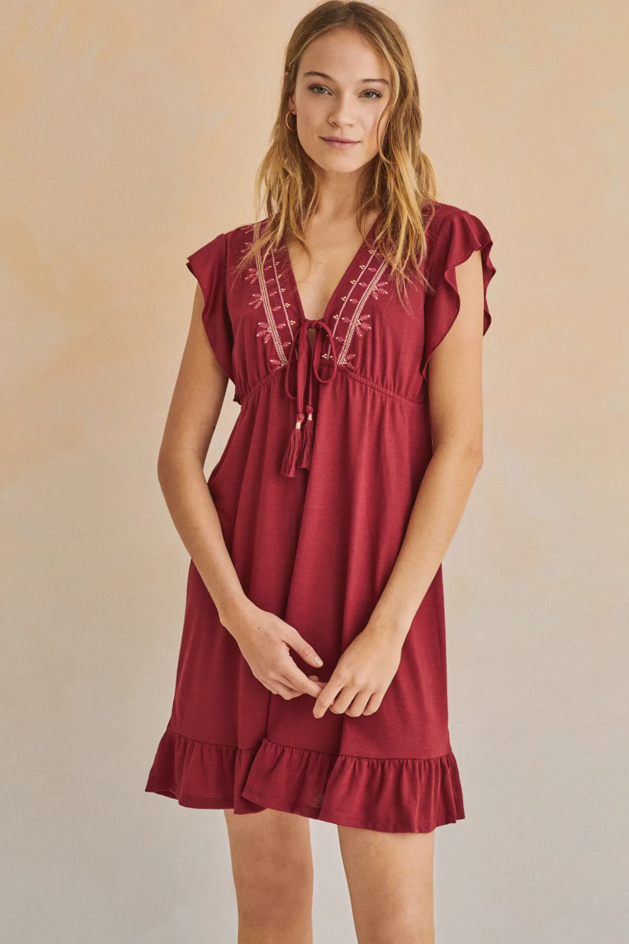 Vestido Corto Volantes Granate