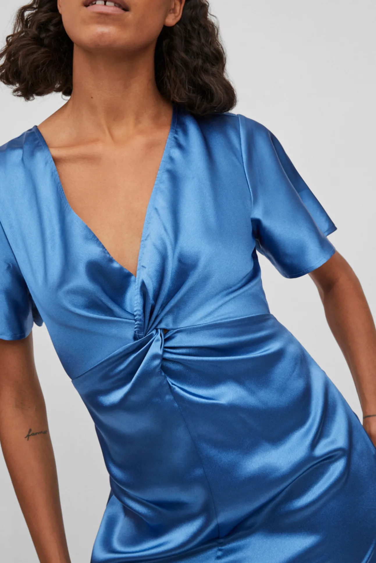 Vestido Satinado De Manga Corta